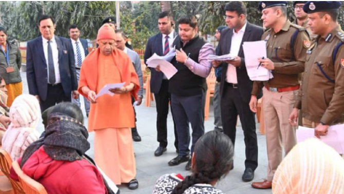 सीएम योगी ने मंदिर में जनता दर्शन के दौरान 150 लोगों की सुनीं समस्याएं, अधिकारियों को दिए निर्देश