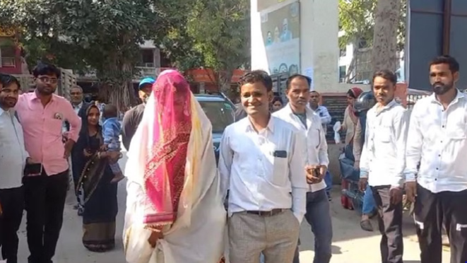 घूंघट में इंटरव्यू देने विकास भवन पहुंची दुल्हन, लोगों ने बताया सकारात्मक सोच