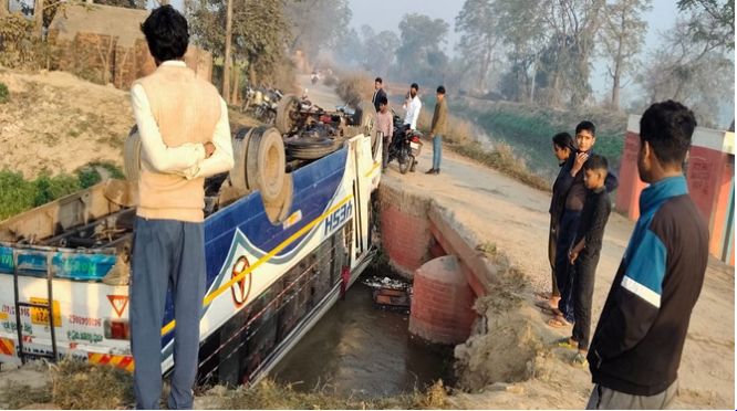 बरातियों से भरी बस अचानक अनियंत्रित होकर रजबहा में पलटी, तीन हुए घायल