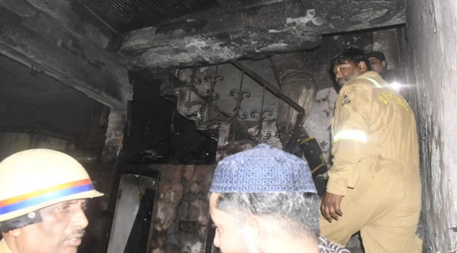 कपड़ा कारोबारी के घर में लगी भीषण आग, एक ही परिवार के छह लोगों की दर्दनाक मौत