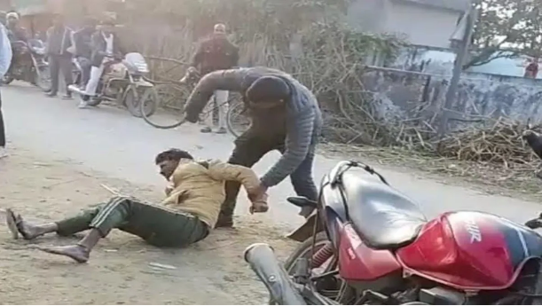दुकान के अंदर से खींचकर बेरहमी से पिटाई; छीनी नकदी, मचा हड़कंप