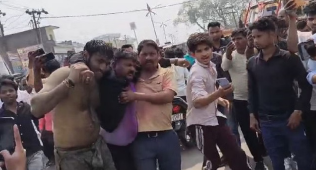 शराब के नशे में धुत दरोगा ने दौड़ाई कार, कई लोगों को मारी टक्कर, मची अफरातफरी