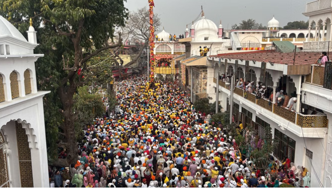 दरबार साहिब में विशाल ध्वजदंड स्थापित कर श्रीझंडेजी मेले का शुभारंभ, भक्तों का उमड़ा सैलाब