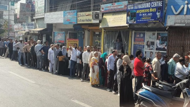 गैस किल्लत की खबरों के बीच के उपभोक्ता परेशान, एजेंसियों पर लगी लंबी कतारें