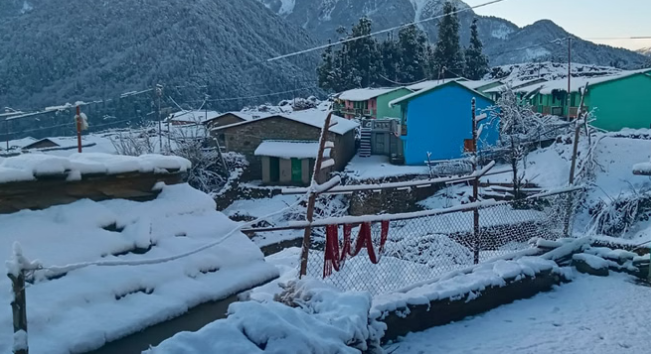 ठंडी हवाओं के साथ बारिश से तापमान में गिरावट, जंगलों की आग बुझी