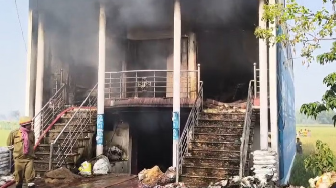 दो मंजिला मकान में लगी आग, मां- बेटे की मौत; लपटे देख सहम उठे लोग, छत से कूदा पति घायल