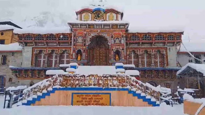 Snowfall: बदरीनाथ धाम में लगातार बर्फबारी का सिलसिला जारी, 25 मार्च तक के लिए जानें मौसम का मिजाज