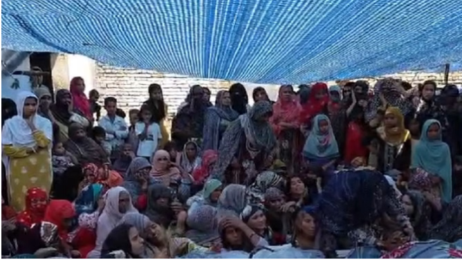 दो भाइयों की हत्या: गांव में शव पहुंचते ही परिजनों में मचा कोहराम, आरोपियों के घर ‘बुलडोजर’ चलाने की मांग