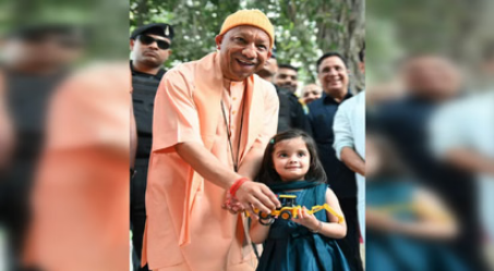 नन्ही बच्ची ने CM योगी को दिया ‘बुलडोजर’, मुख्यमंत्री ने प्यार से किया दुलार