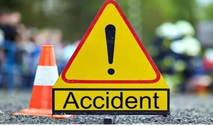 कार और जिप्सी की जोरदार टक्कर, महिला समेत तीन लोग घायल