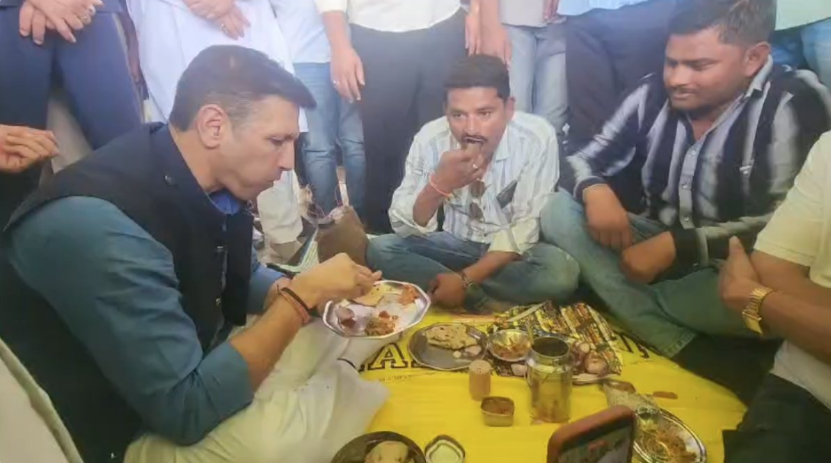 PCC चीफ ने किसानों संग खाया खाना, सरकार की नीतियों पर उठाए सवाल