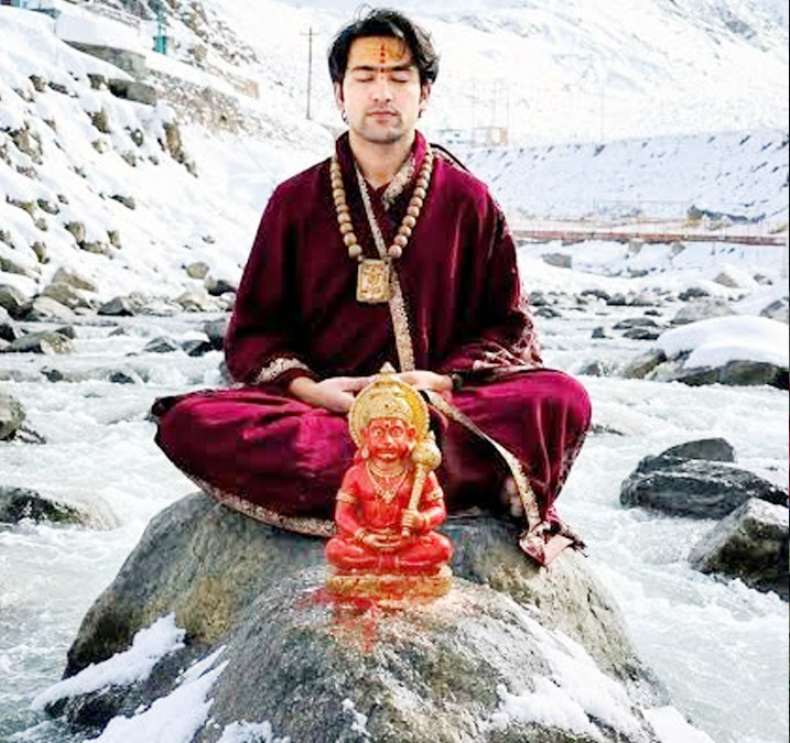 हिमालय की बर्फीली चोटियों के बीच ध्यान में लीन दिखे Dhirendra Shastri