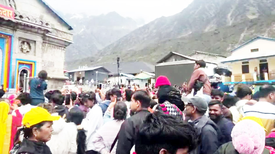 Kedarnath के मंदिर परिसर में सोशल मीडिया रील का ट्रेंड, धार्मिक मर्यादाओं पर उठे सवाल