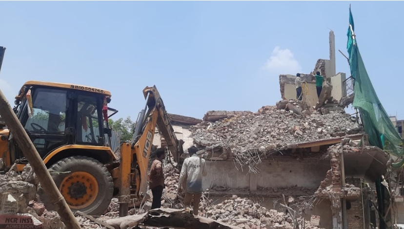 दिल्ली के महरौली में इमारत ढही, मलबे में लोगों के फंसे होने की आशंका; राहत-बचाव कार्य जारी