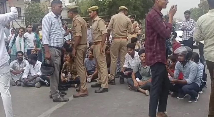Azamgarh: नकल विवाद के बाद भड़के छात्र, बारिश में सड़क पर उतरकर किया परीक्षा का बहिष्कार