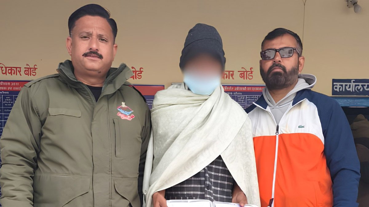 Badrinath : पांच लाख का सोने का मुकुट, नकदी और बैग पुलिस ने किया बरामद
