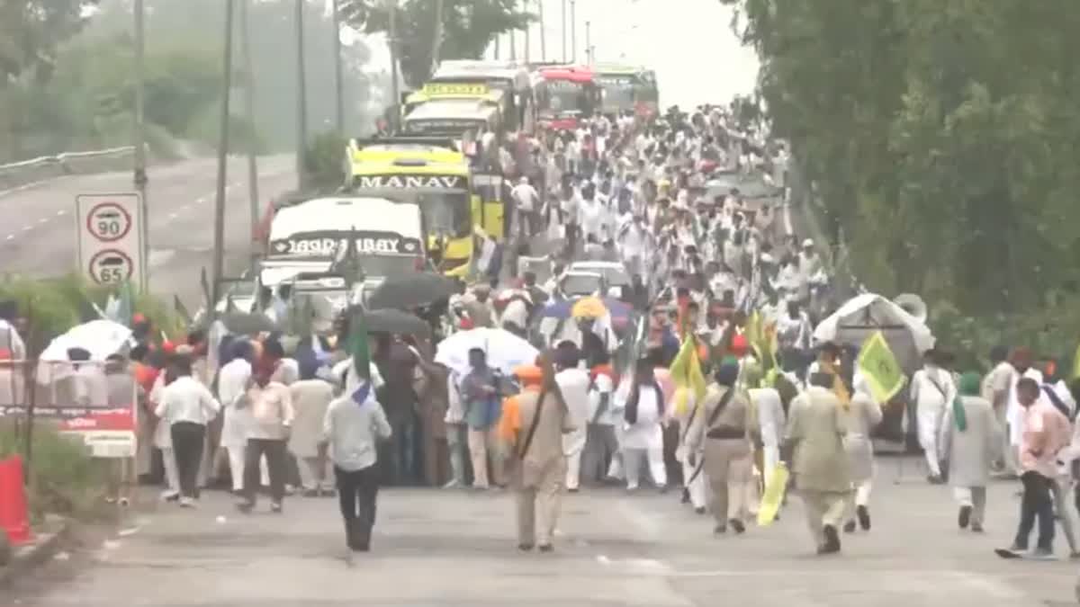 दिल्ली कूच के लिए किसानों का मार्च, किसान घाट पर महापंचायत की तैयारी