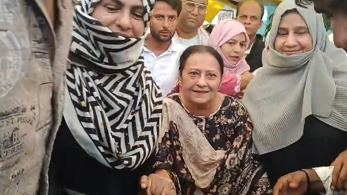 Jauhar University के ध्वस्तीकरण आदेश के विरोध में धरना दे रहे छात्रों को डॉ. तंजीम फातिमा ने समर्थन दिया।