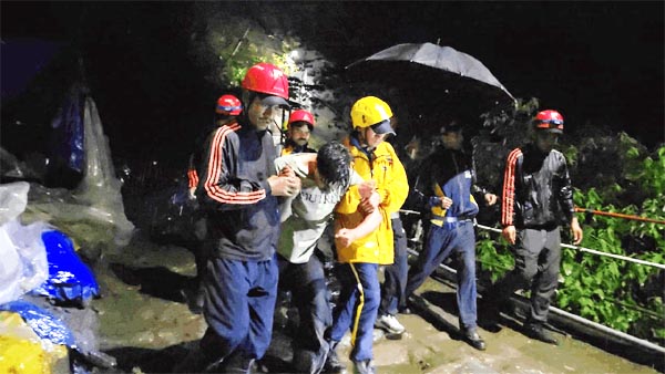 Kedarnath पैदल मार्ग पर खाई में गिरा युवक, SDRF ने बचाई जान