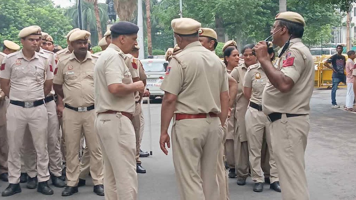 Delhi Police ने वायुसेना के विंग कमांडर को किया गिरफ्तार, गोपनीय रक्षा जानकारी लीक करने का आरोप