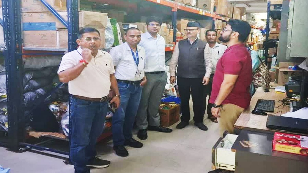 Dehradun में चीनी की कीमतों पर प्रशासन की सख्ती, छापेमारी के बाद 70 से घटकर 60 रुपये किलो हुए दाम