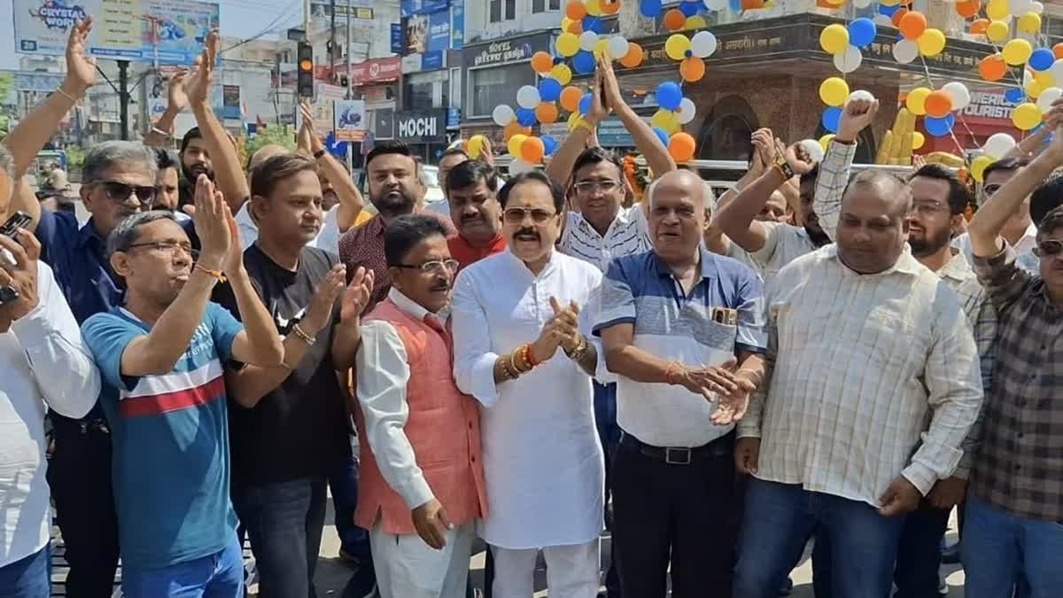 Haridwar में GST छापेमारी के खिलाफ व्यापारियों का प्रदर्शन, दुकानें बंद कर चाबी सौंपने की चेतावनी
