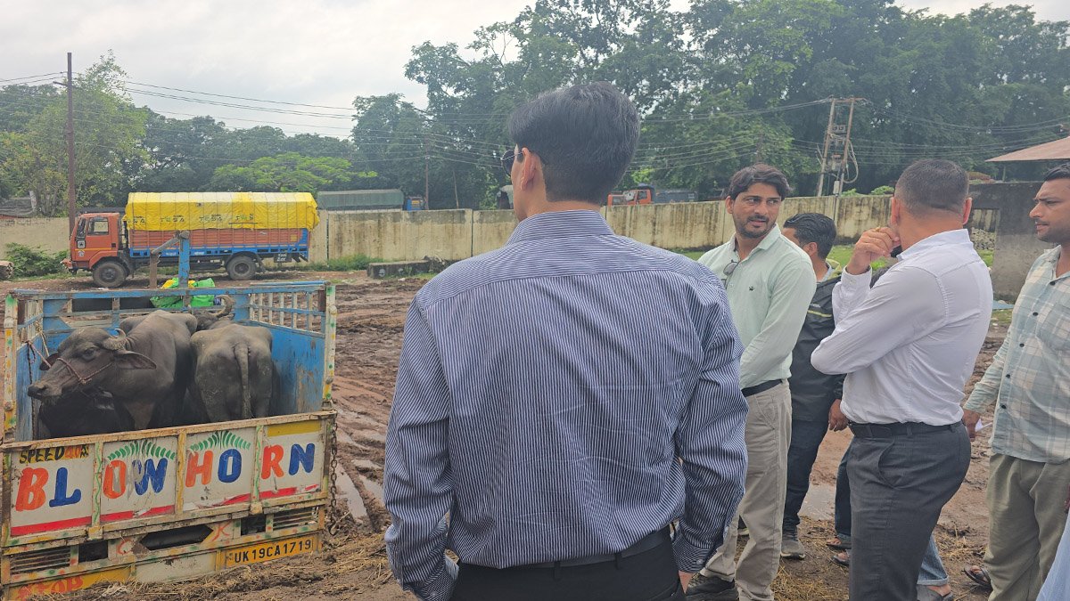 Ramnagar नगर पालिका में दीपक रावत का औचक निरीक्षण, स्टोर से पशु बाजार तक कई कमियां मिलीं