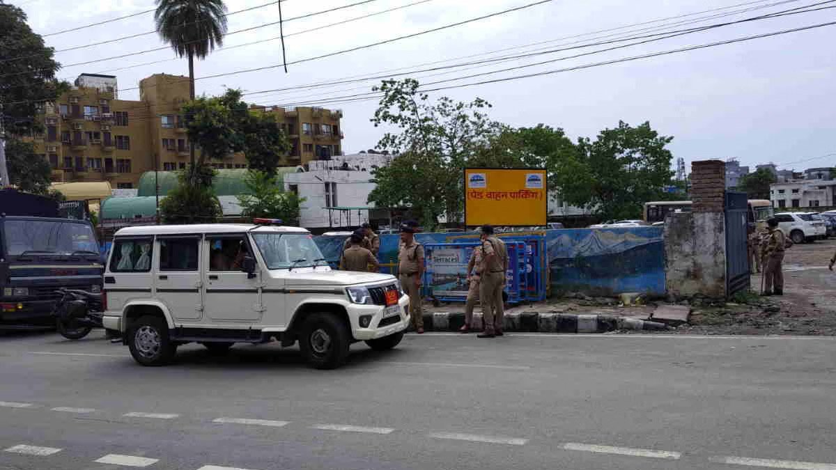 Selakui में कहासुनी के बाद युवक की चाकू घोंपकर हत्या, आरोपी फरार; बेटी के जन्मदिन पर हुआ विवाद
