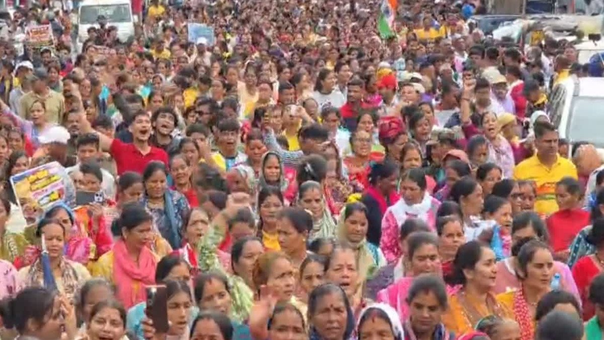 Bindukhatta को राजस्व गांव का दर्जा देने की मांग, भारी बारिश में हजारों ग्रामीणों ने निकाली रैली