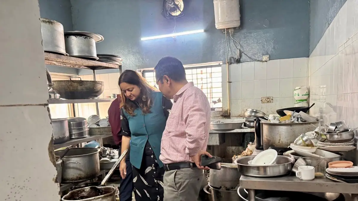 Dehradun के प्रसिद्ध क्लब के रेस्टोरेंट में कॉकरोच-चूहे और सड़ी सब्जियां मिलीं, तत्काल बंद कराया गया