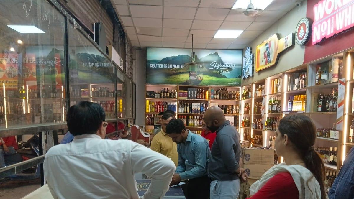 Dehradun में शराब की दुकानों पर छापेमारी, ओवररेटिंग समेत कई अनियमितताएं मिलीं