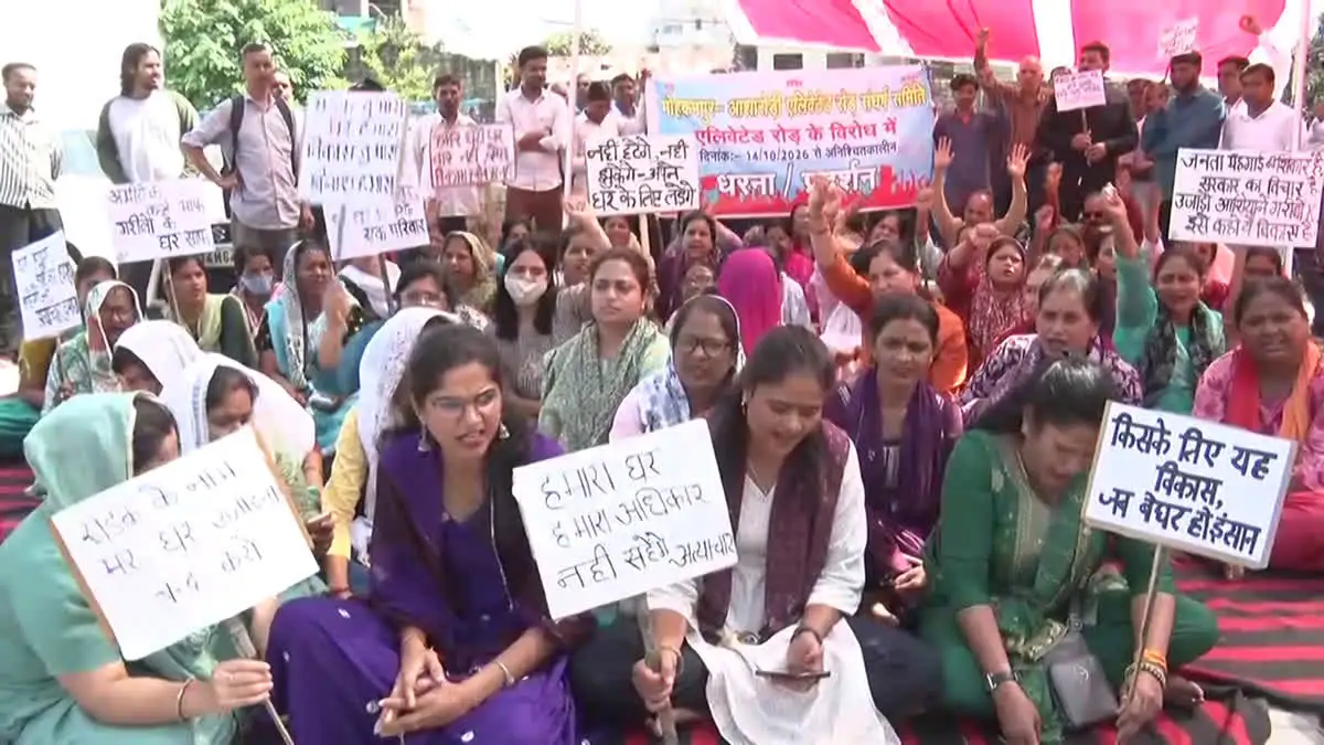 Dehradun में एलिवेटेड रोड के नए अलाइनमेंट पर विवाद, 300 से ज्यादा घरों पर संकट का दावा; विधानसभा के बाहर धरने पर बैठे लोग