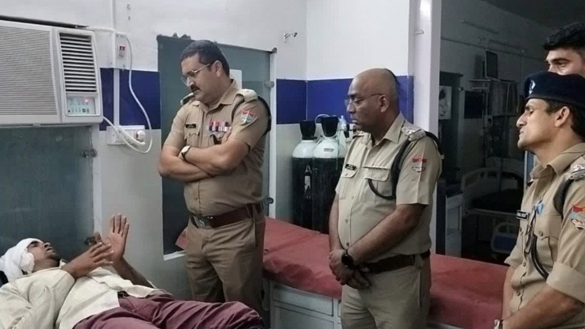 Khanpur में पुलिस और बदमाश के बीच मुठभेड़, पैर में गोली लगने से आरोपी घायल