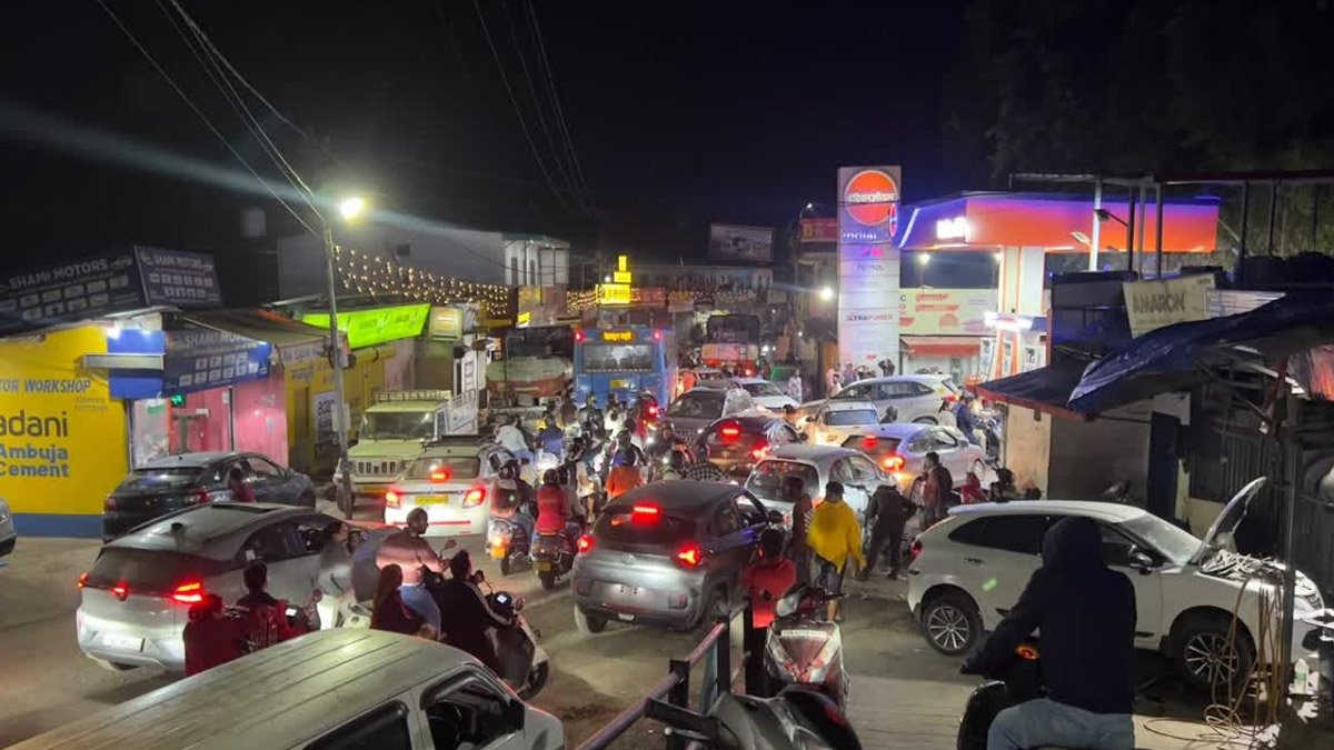 Mussoorie में पर्यटकों की भारी भीड़ से लगा जाम, होटल चेकआउट टाइम में बदलाव की अपील